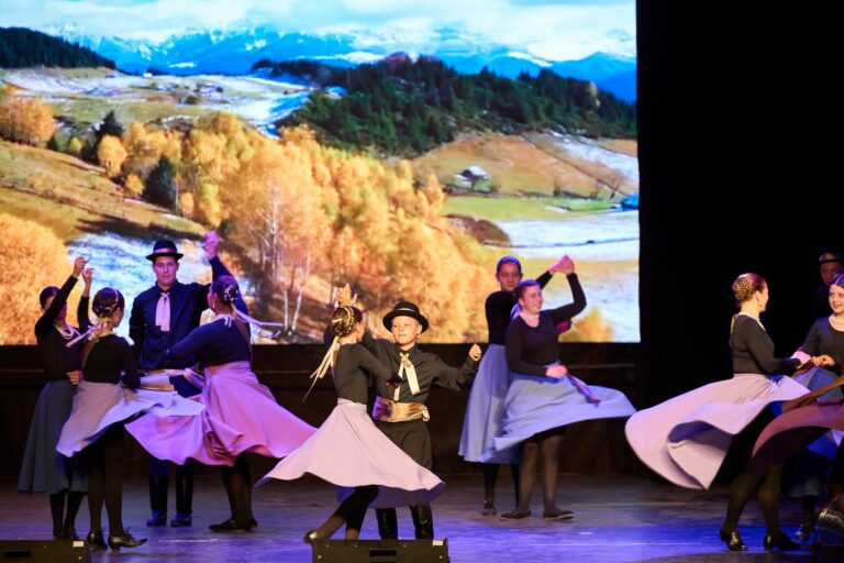 Néptánc és kortárs mozdulatok keltették életre Bartók Béla zenéjét a Bartók All Arts Fesztivál második napján, a mórahalmi Patkó Színházban.